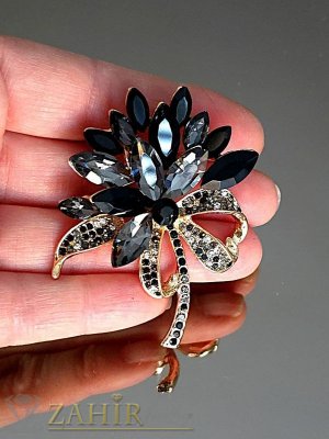  Изумителна изработка и качество - кристална  брошка цвете с изящни бели и черни фасетни камъни, размери 6 на 5 см, златиста основа - B1555